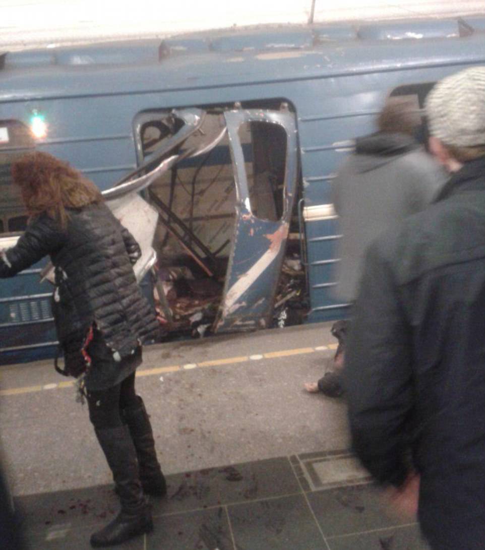3ee5ea1d00000578-4375518-an_explosion_on_the_metro_in_st_petersburg_has_ripped_through_a_-a-98_1491223517877